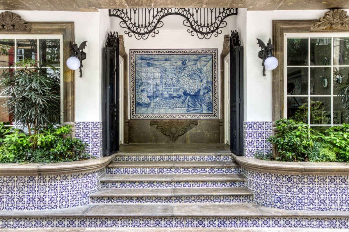 Parece un museo, pero es un nuevo hotel en la Roma cubierto de azulejos y arte de talavera poblana