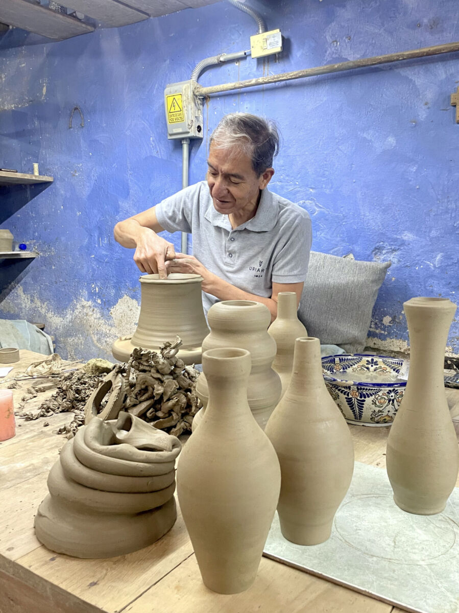 Un artesano moldeando una pieza de talavera en el Taller de Uriarte Talavera, en Puebla
