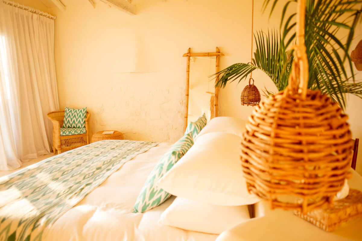 habitación de hotel de playa con estética mediterránea y artesanías mexicanas