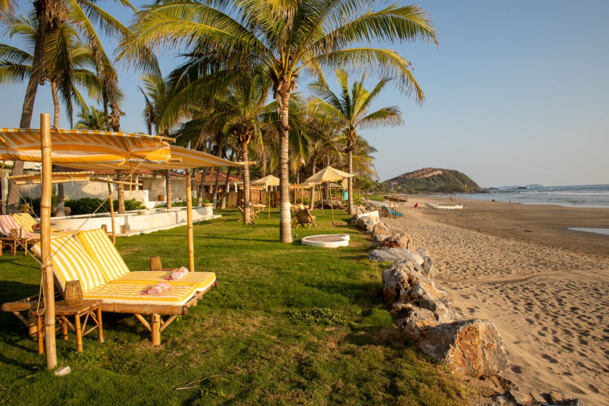 El hotel en una playa cerca de la CDMX con surf en la mañana y paseos a caballo al atardecer