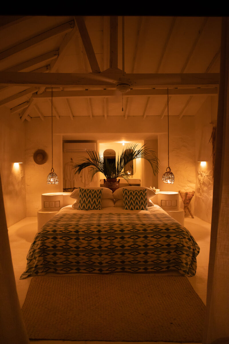 habitación en un hotel de playa con luz cálida por la noche
