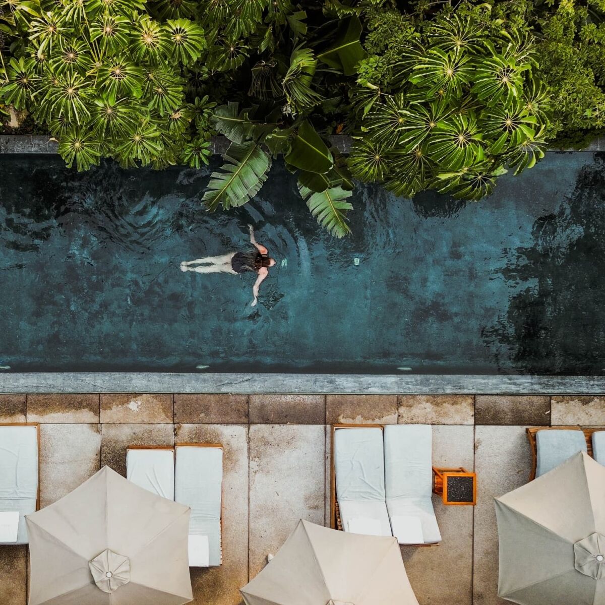 mujer nadando en una piscina al aire libre 