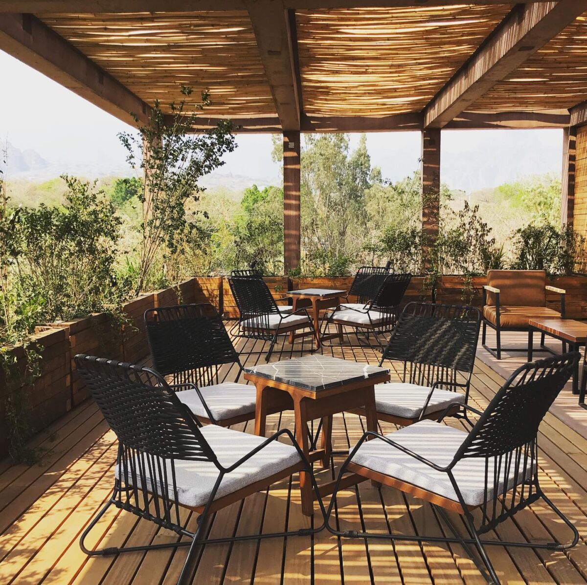 terraza con mesas y sillas 