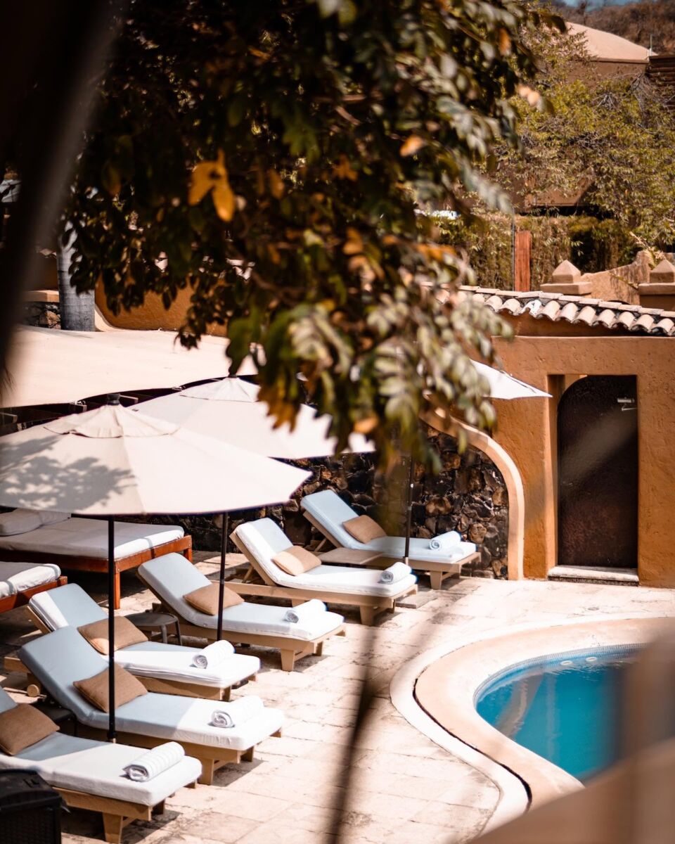 piscina rodeada de camastros 