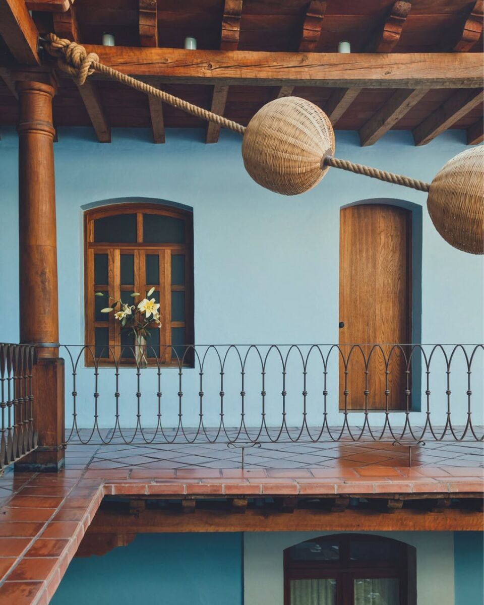 edificio mexicano con muros azules y balcón de herrería