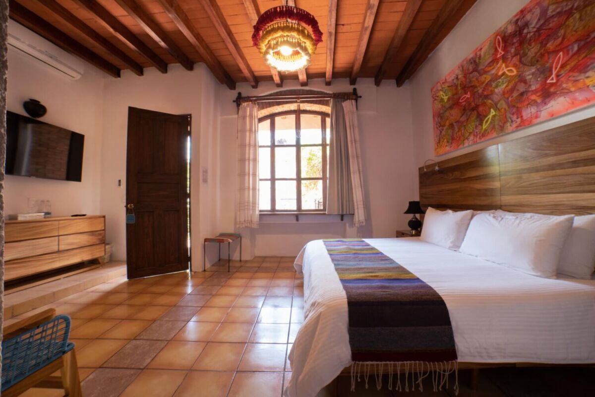 habitacion de hotel con detalles mexicanos