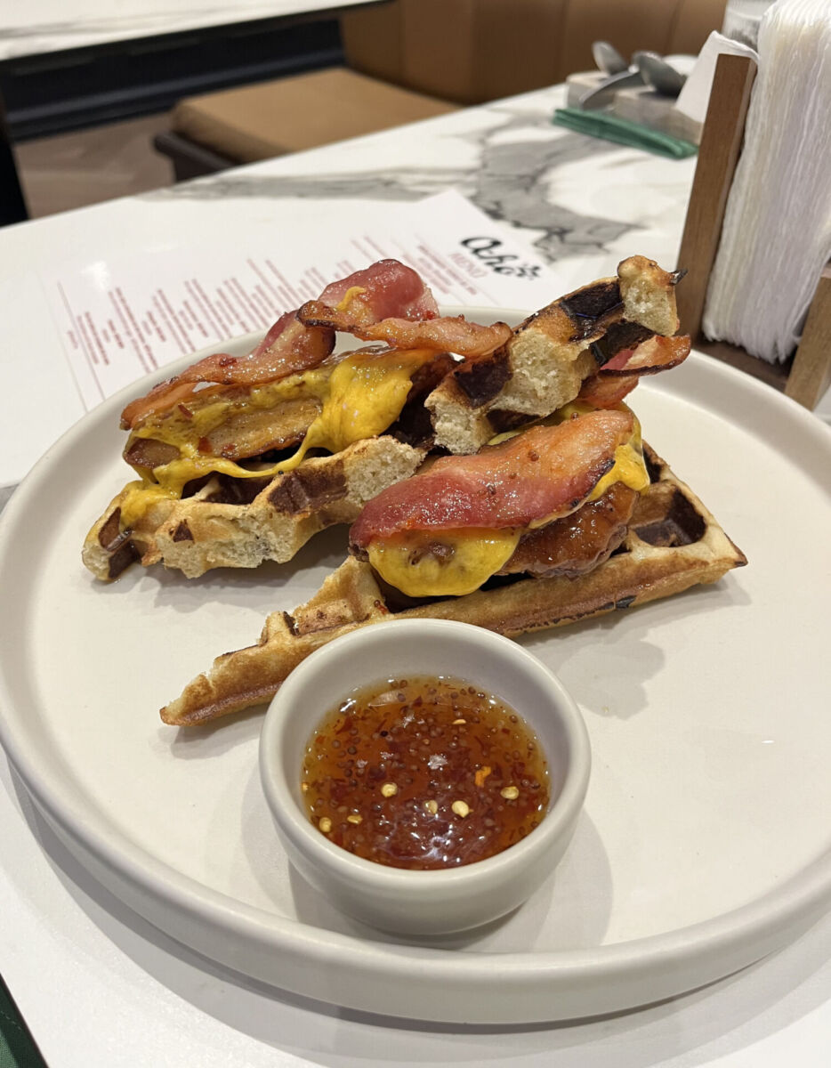 waffle con pollo frito y tocino