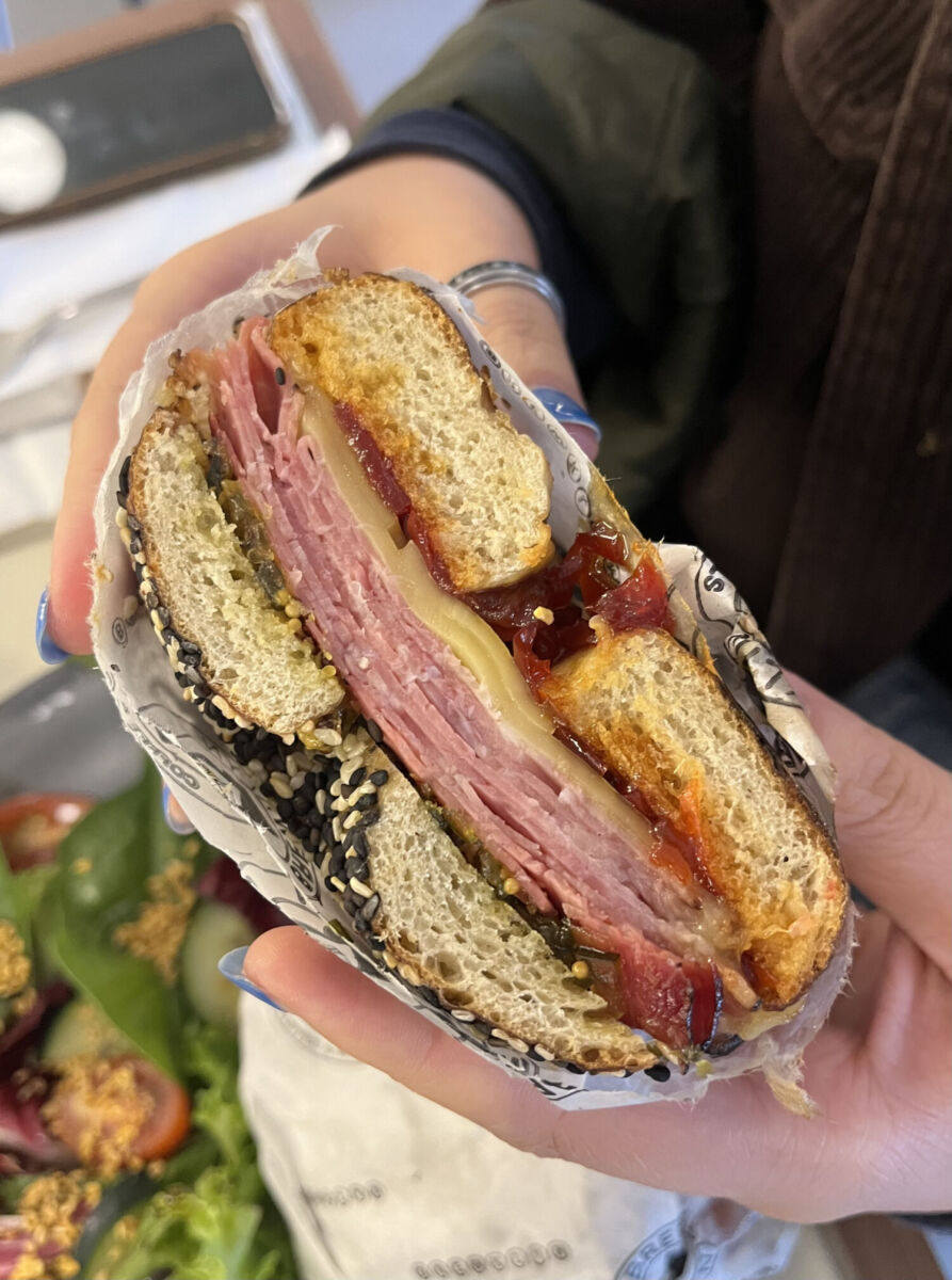 medio bagel de roast beef, queso y pepinillos