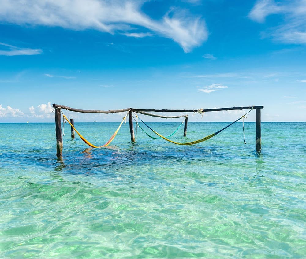 hamacas sobre el mar cristalino de la Isla de la Pasión en Cozumel 