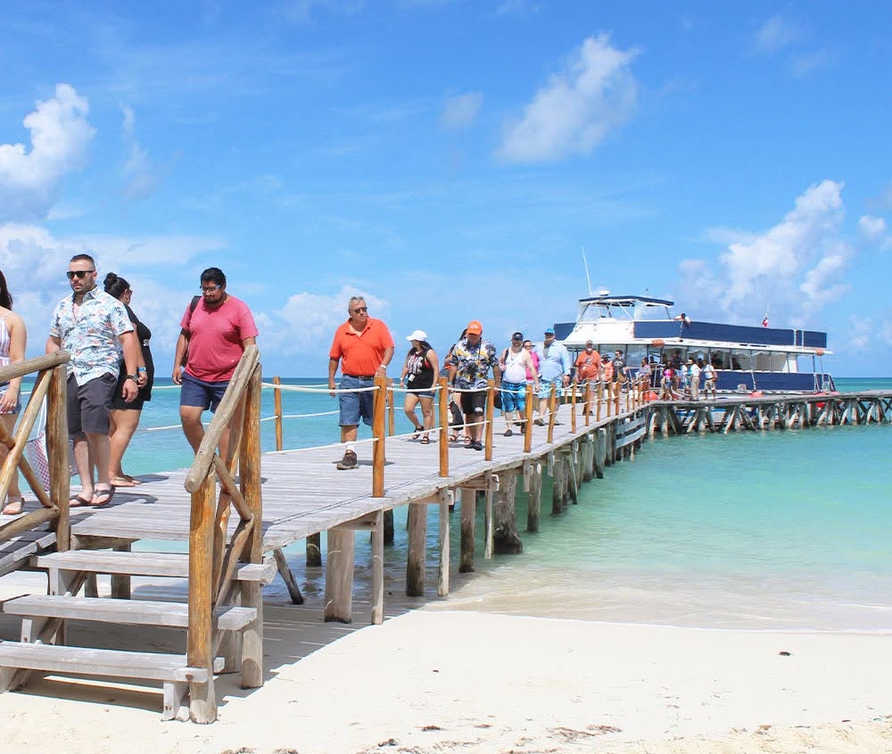 Turistas llegando a la Isla de la Pasión en Cozumel 