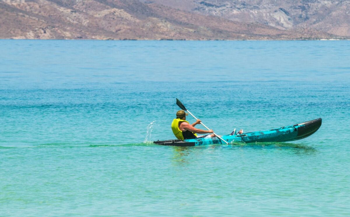 persona paseando en kayak 