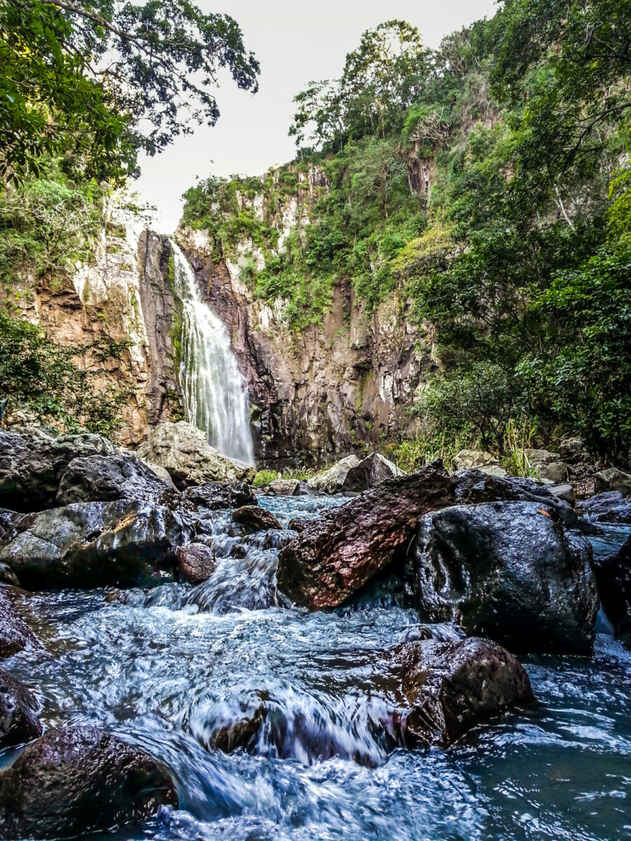 Cascada alta cayendo entre paredes de roca en el Parque Natural La Estanzuela, Sierra Madre Oriental