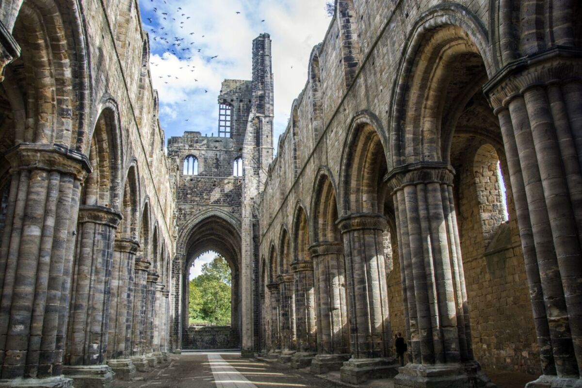 Ruinas de Kirkstall Abbey en Leeds, Inglaterra