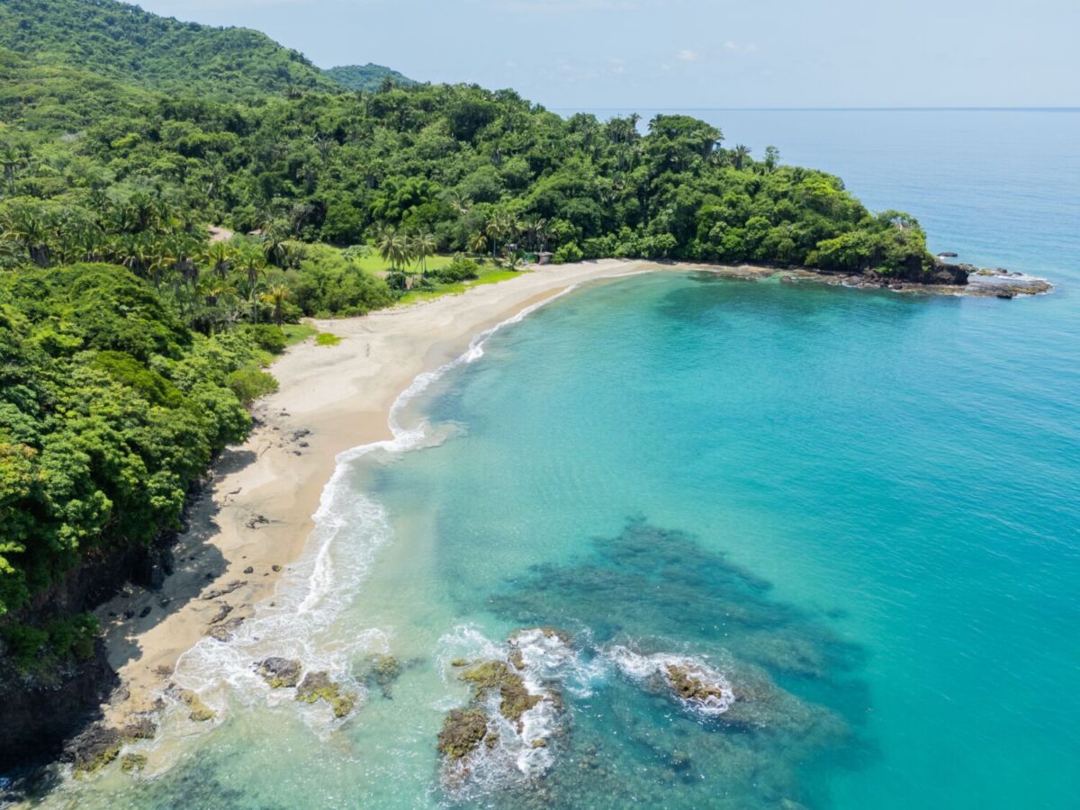 El mini pueblo pesquero famoso por sus playas tranquilas y pescado zarandeado que se come cerca del mar 