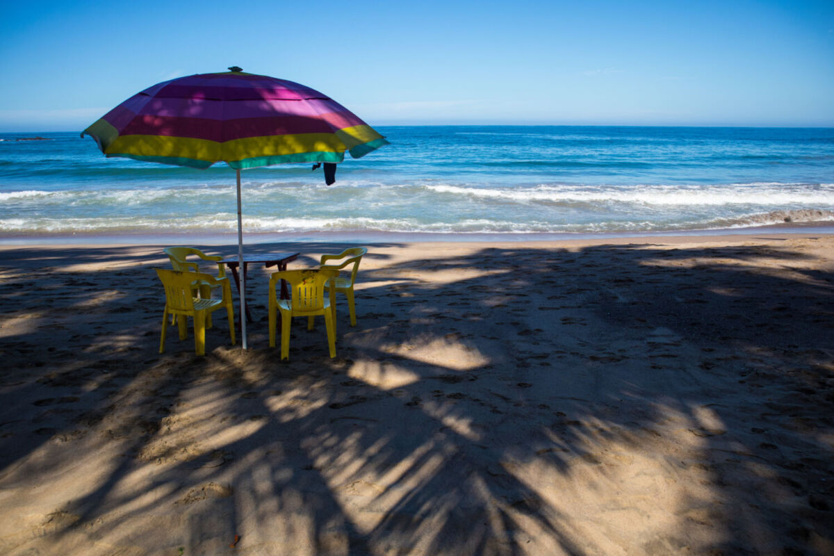mesa y sobrina a la orilla del mar 
