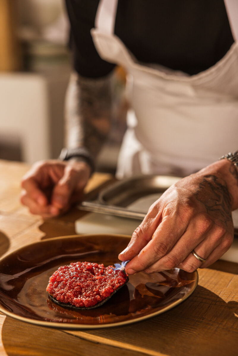 chef emplatando una tostada con flores