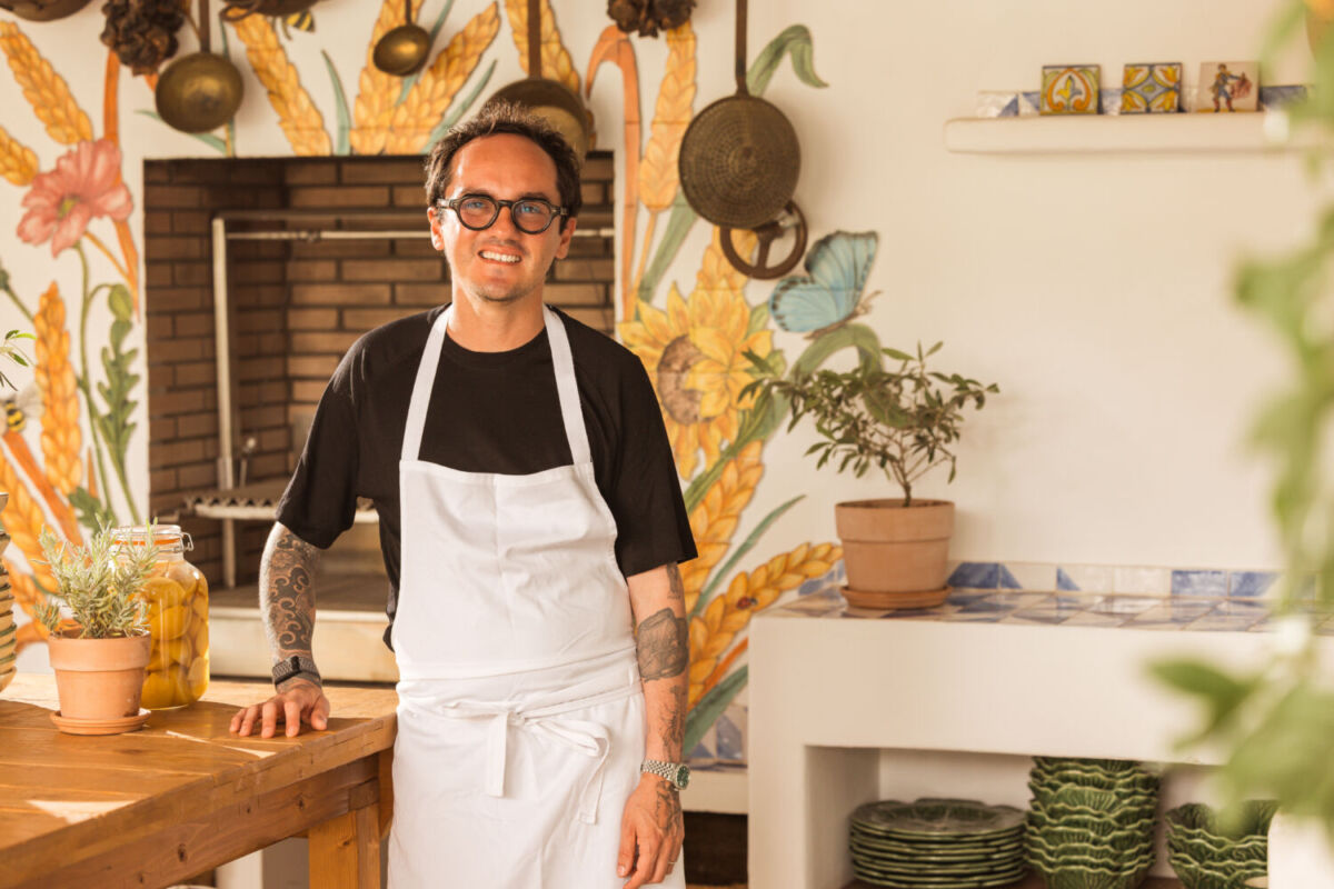 Chef Lucho Martínez frente a una cocina