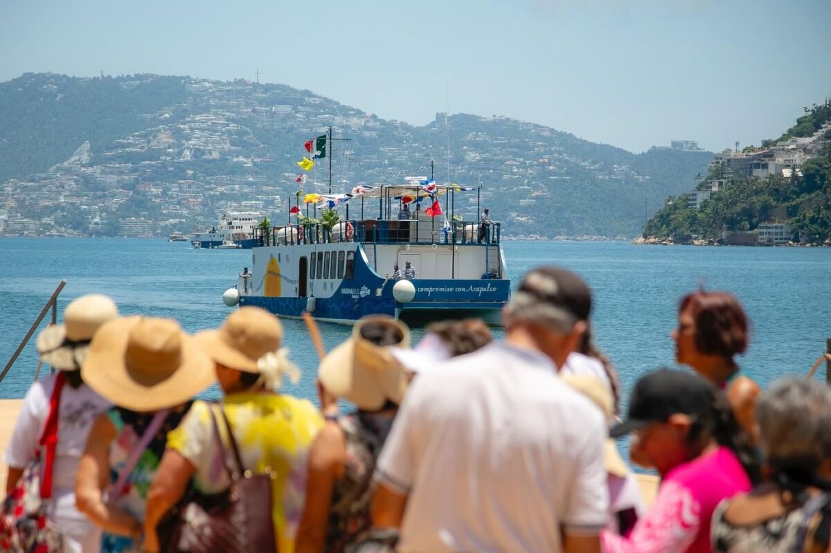Turistas viendo partir el Marinabús en Acapulco 