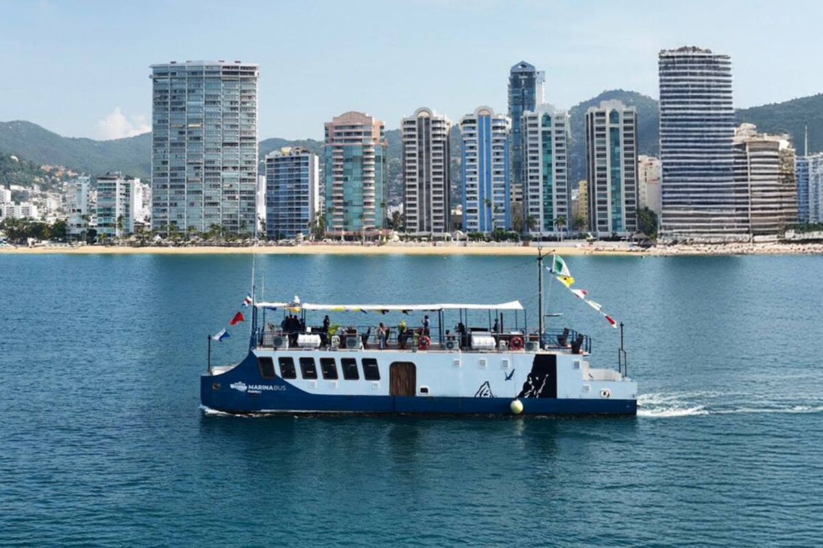 El marinabús de Acapulco y al fondo la zona hotelera  