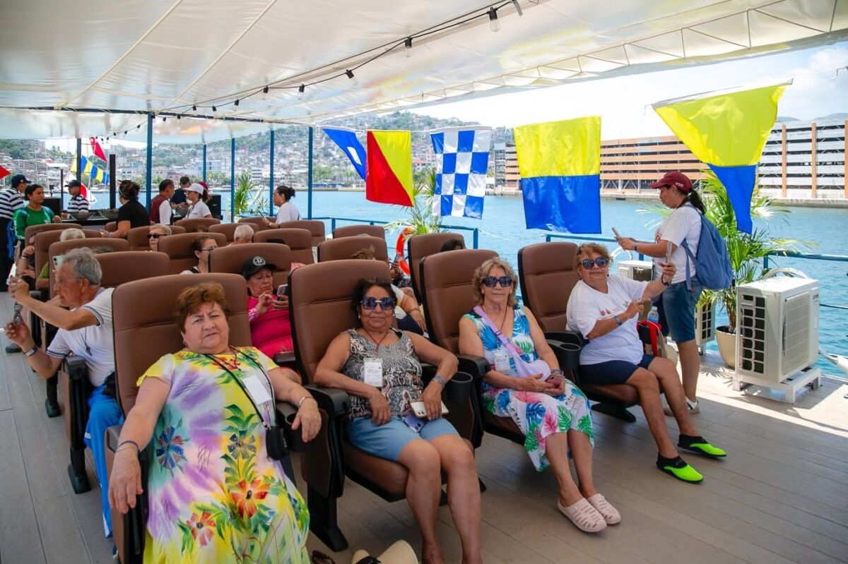 Pasajeros a bordo del Marinabús de Acapulco