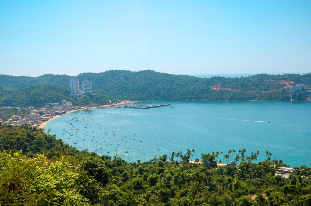 Vista panorámica de la bahía de Puerto Marqués en Acapulco