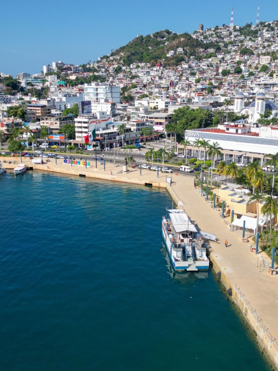 Vista panorámica del muelle del Malecón de Acapulco 