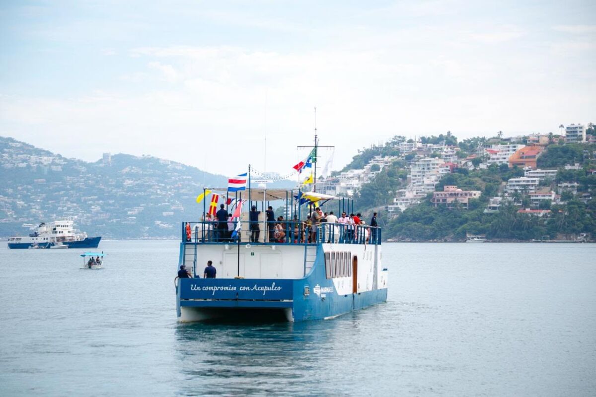 El Marinabús de Acapulco yéndose hacia el horizonte