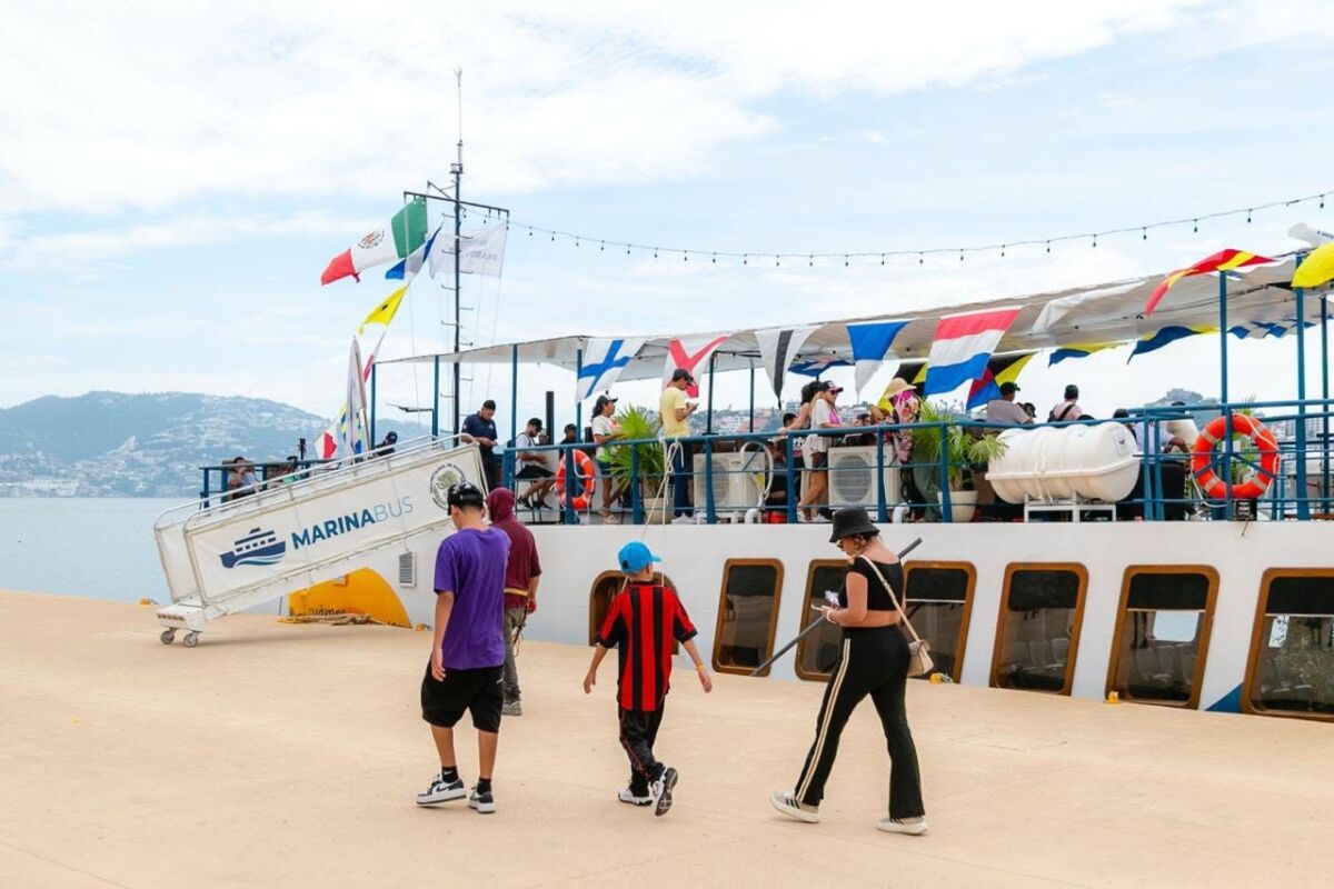 Pasajeros abordando el Marinabús de Acapulco 