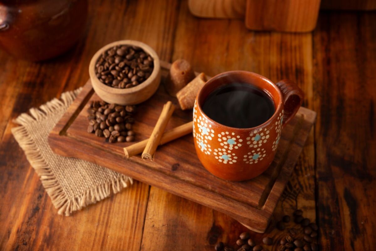 café de olla mexicano en taza de barro