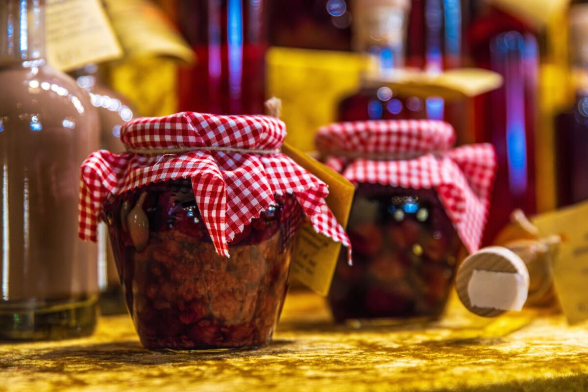 frascos de cristal con mermelada artesanal de fresa