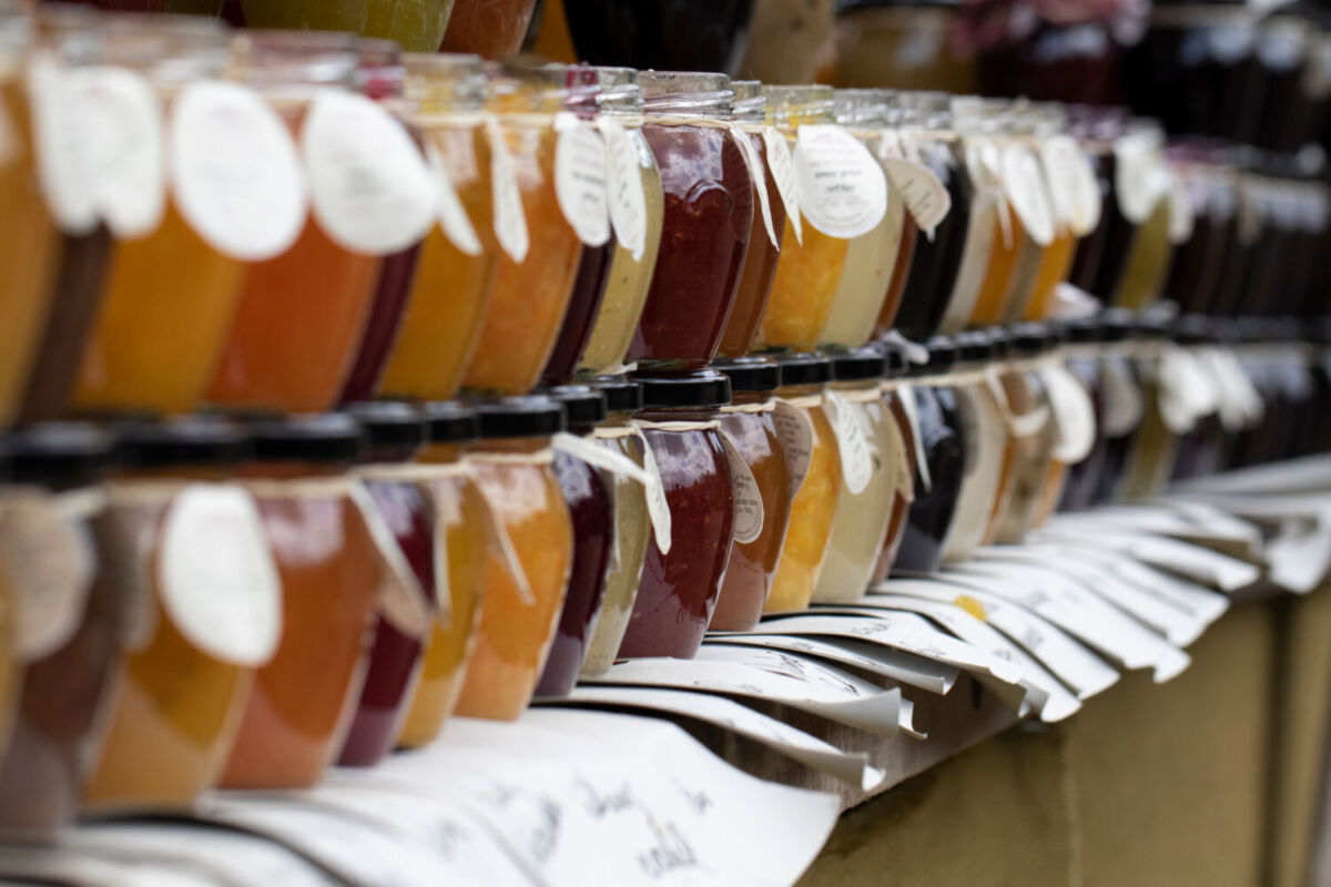 estante con mermeladas artesanales en frascos de cristal
