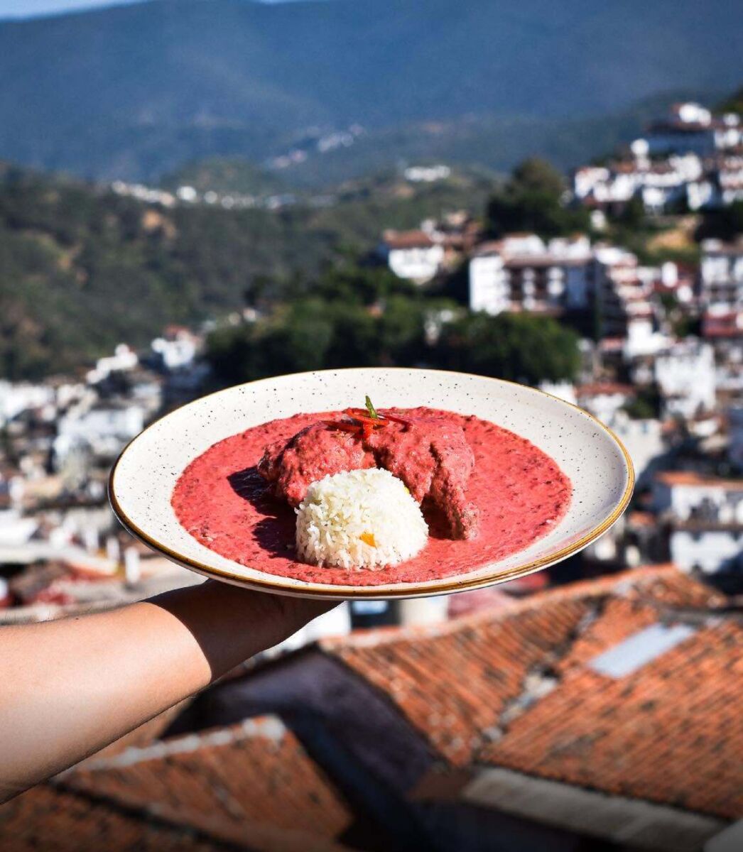 El mejor pueblo para comer mole rosa: tiene cascadas y pozas para pasar un fin de semana en la naturaleza