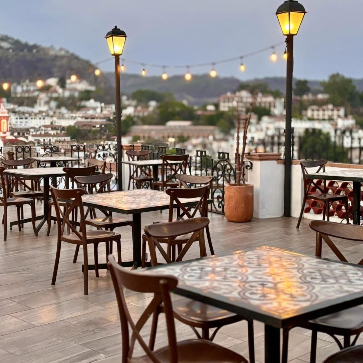 mesas y sillas de una terraza en Taxco de Alarcón 