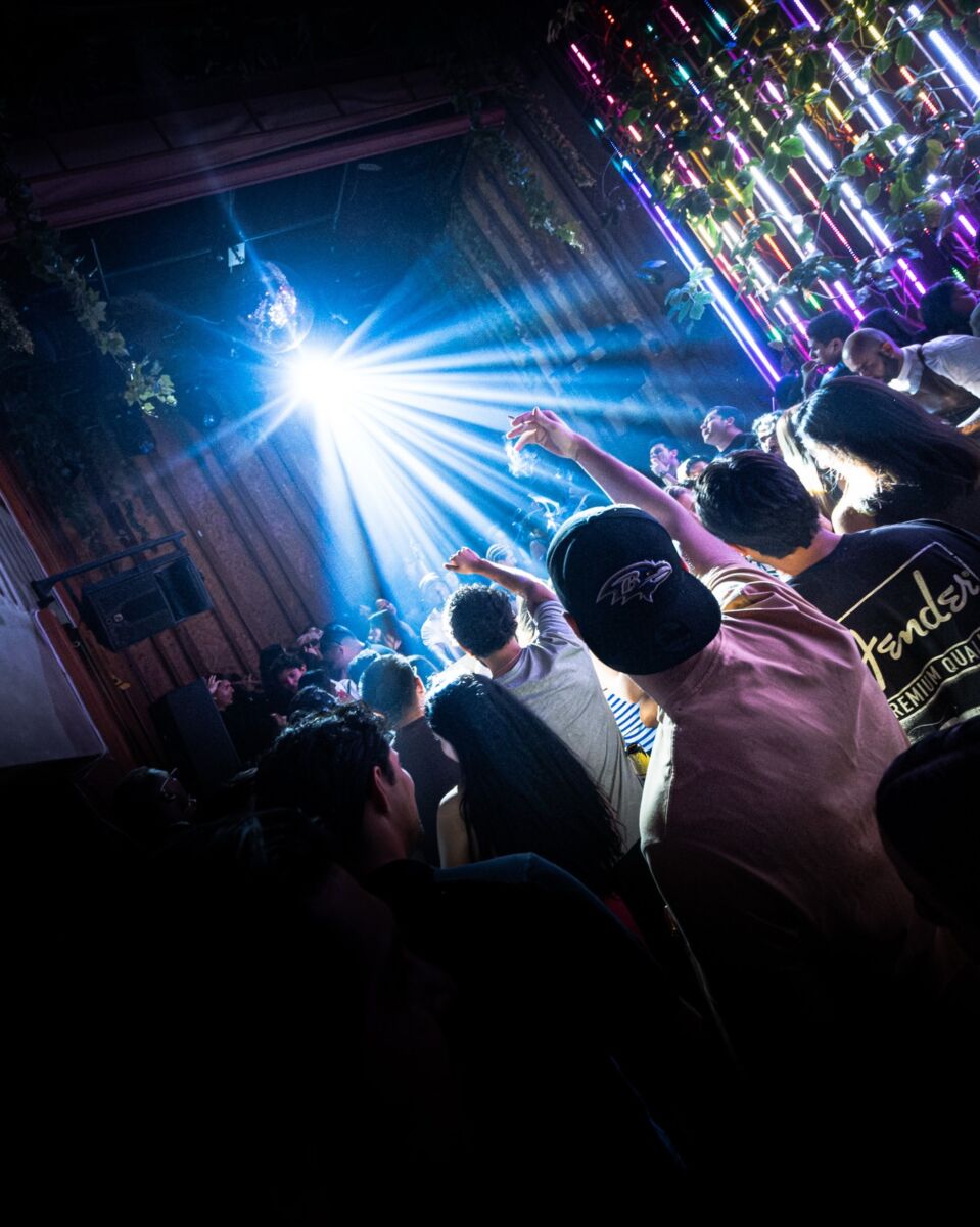 cafetería de noche con dj sets