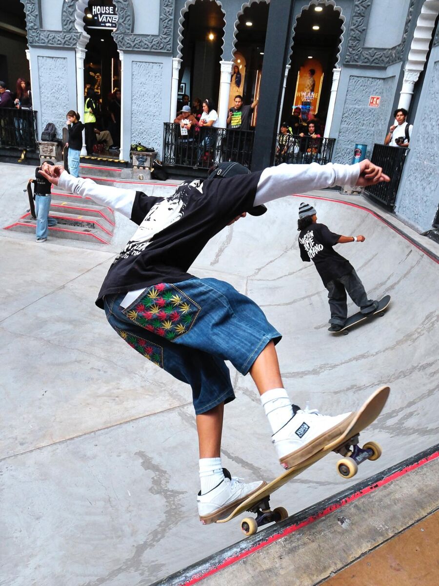 personas en una casa practicando skating con patinetas