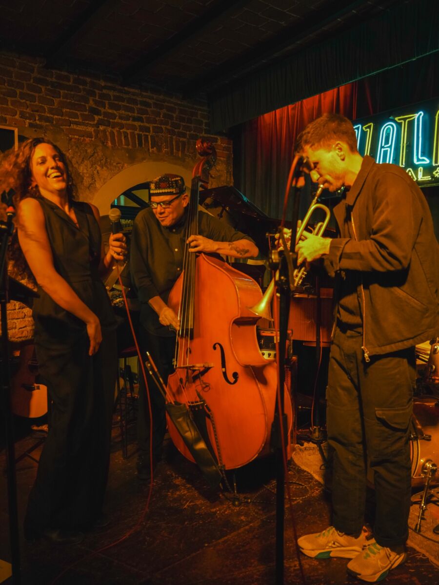 personas tocando música en vivo de jazz