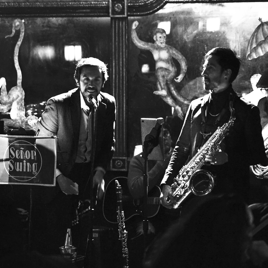 personas tocando música en vivo en blanco y negro