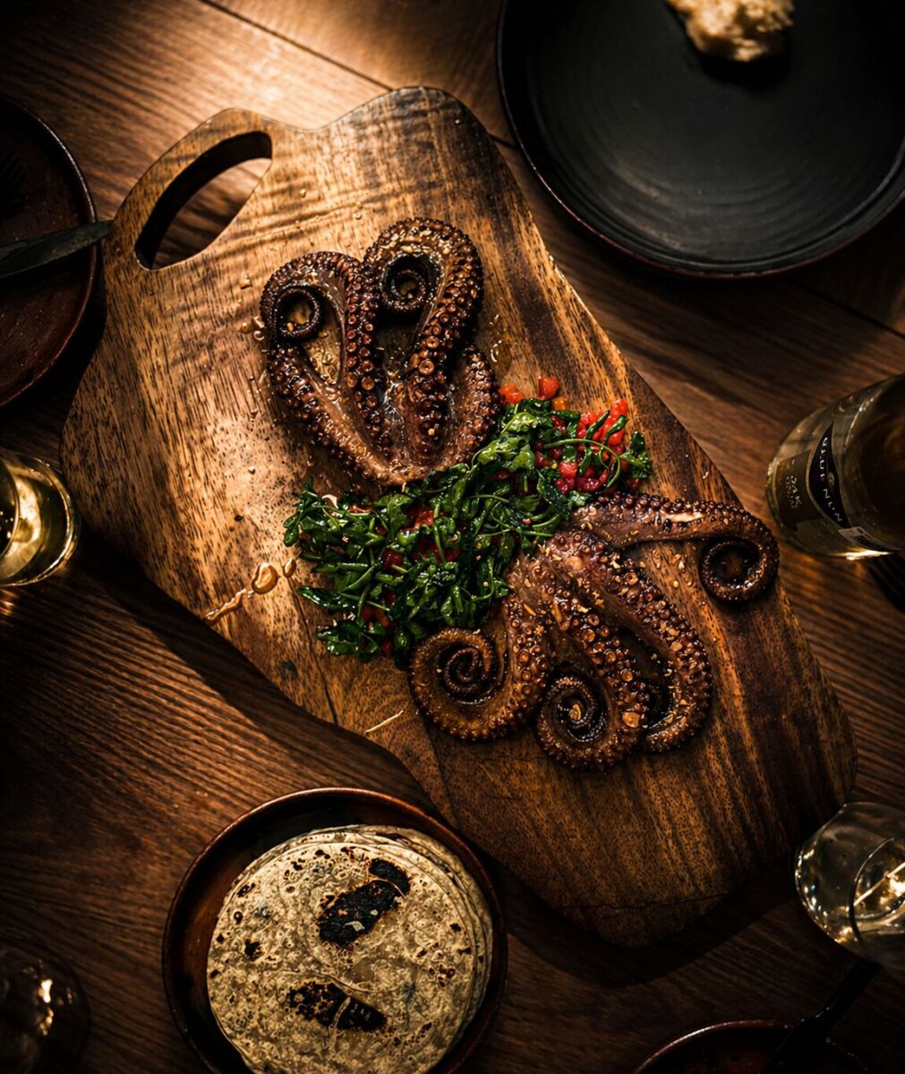 pulpo asado con arroz aguacate y tortillas
