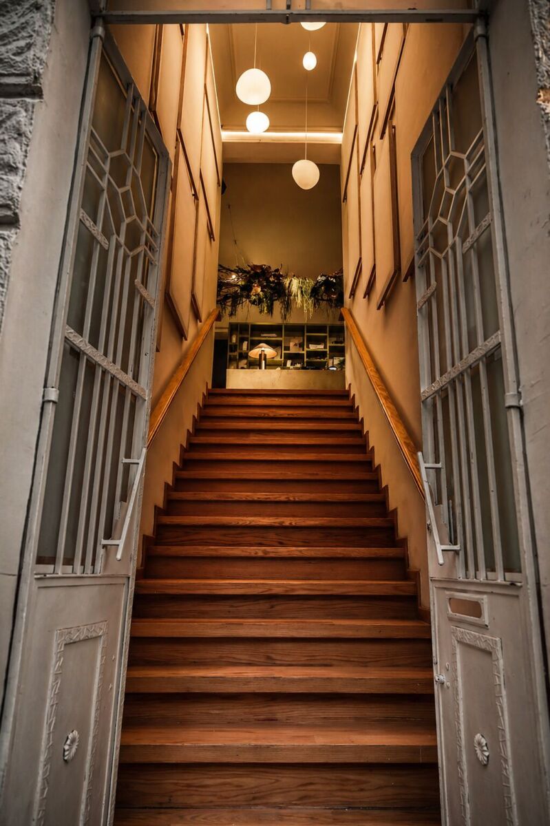 escaleras que llevan a restaurante Naufragante en la roma