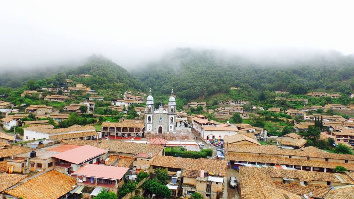 vista aérea del pueblo de navidad, jalisco en la neblina