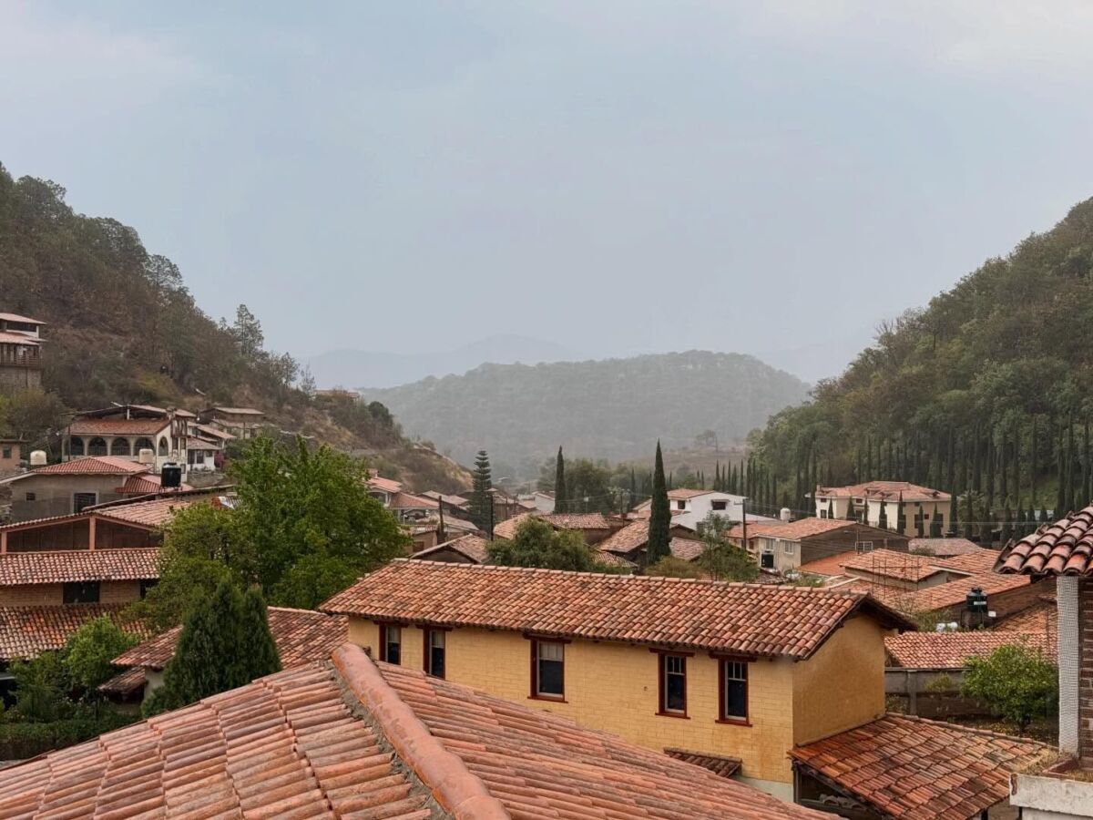 pueblo con techos de teja en las montañas