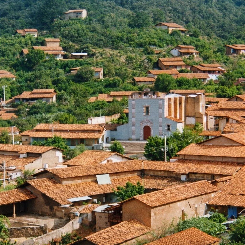 pueblo con techos de teja entre la naturaleza