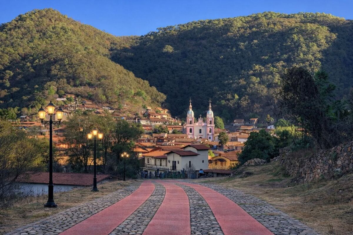 El mini pueblito mágico envuelto en neblina entre montañas: tiene menos de 200 habitantes