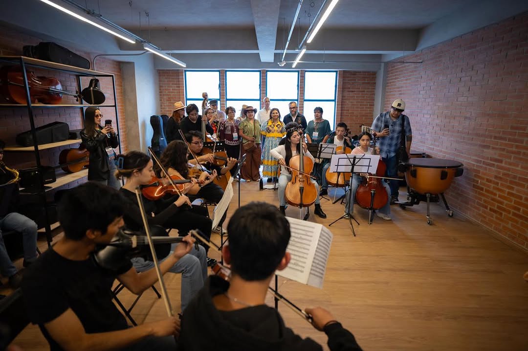 Jóvenes tocando el violín en la Utopía Cen Tlalli 