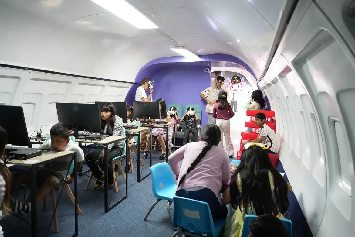 Una biblioteca dentro de un avión en la CDMX