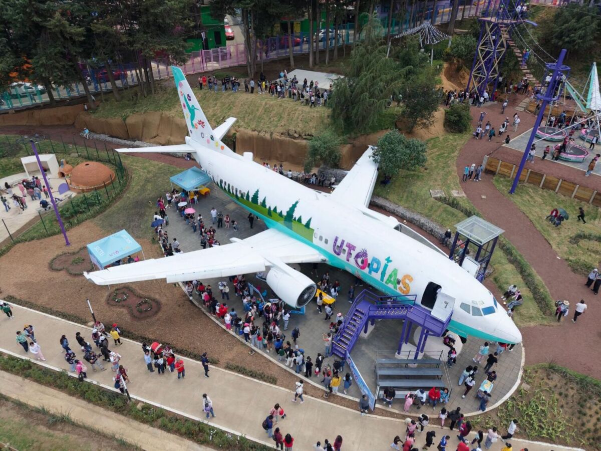 La CDMX tiene la única biblioteca adentro de un avión: tiene alberca y la entrada es gratis
