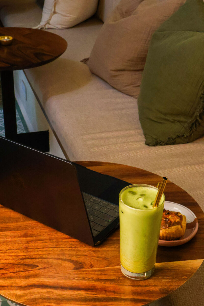 mesa con computadora y matcha frío