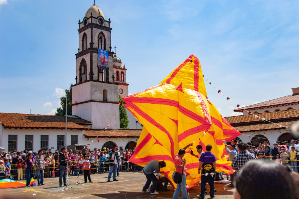 globo de cantoya en una plaza 