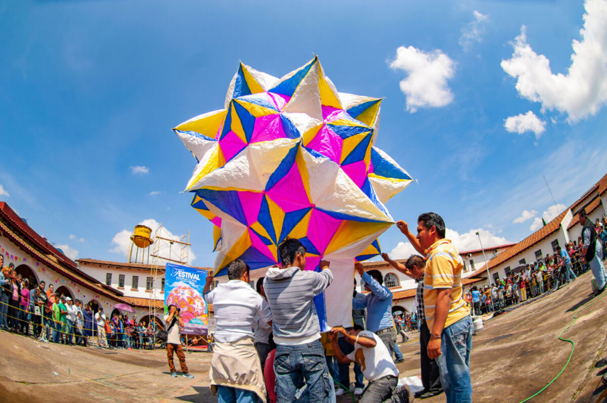 personas elevando un globo de cantoya 