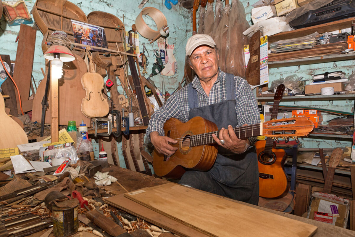 El pueblito de México donde en cada calle te encuentras un artesano elaborando guitarras de madera